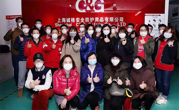 攜手戰“疫”，逆風而上，上海志愿者助力抗疫防護服生產